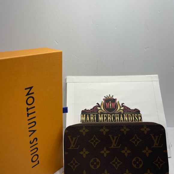- Louis Vuitton Zippy Wallet in Monogram, comes with dust bag, box and receipt. - Picture 13 of 14